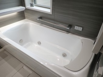 グレーで統一したスタイリッシュな浴室に TOTO シンラにお取替え グレーで統一したスタイリッシュな浴室に TOTO シンラにお取替え